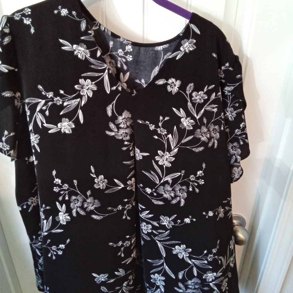 Black Short Sleeve Blouse with White Flowers Plus Size 1X